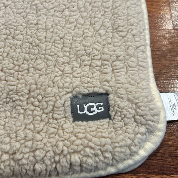 UGG Sherpa Hooded Throw Kids 50”x40” Cozy Cream Color - Picture 2 of 9